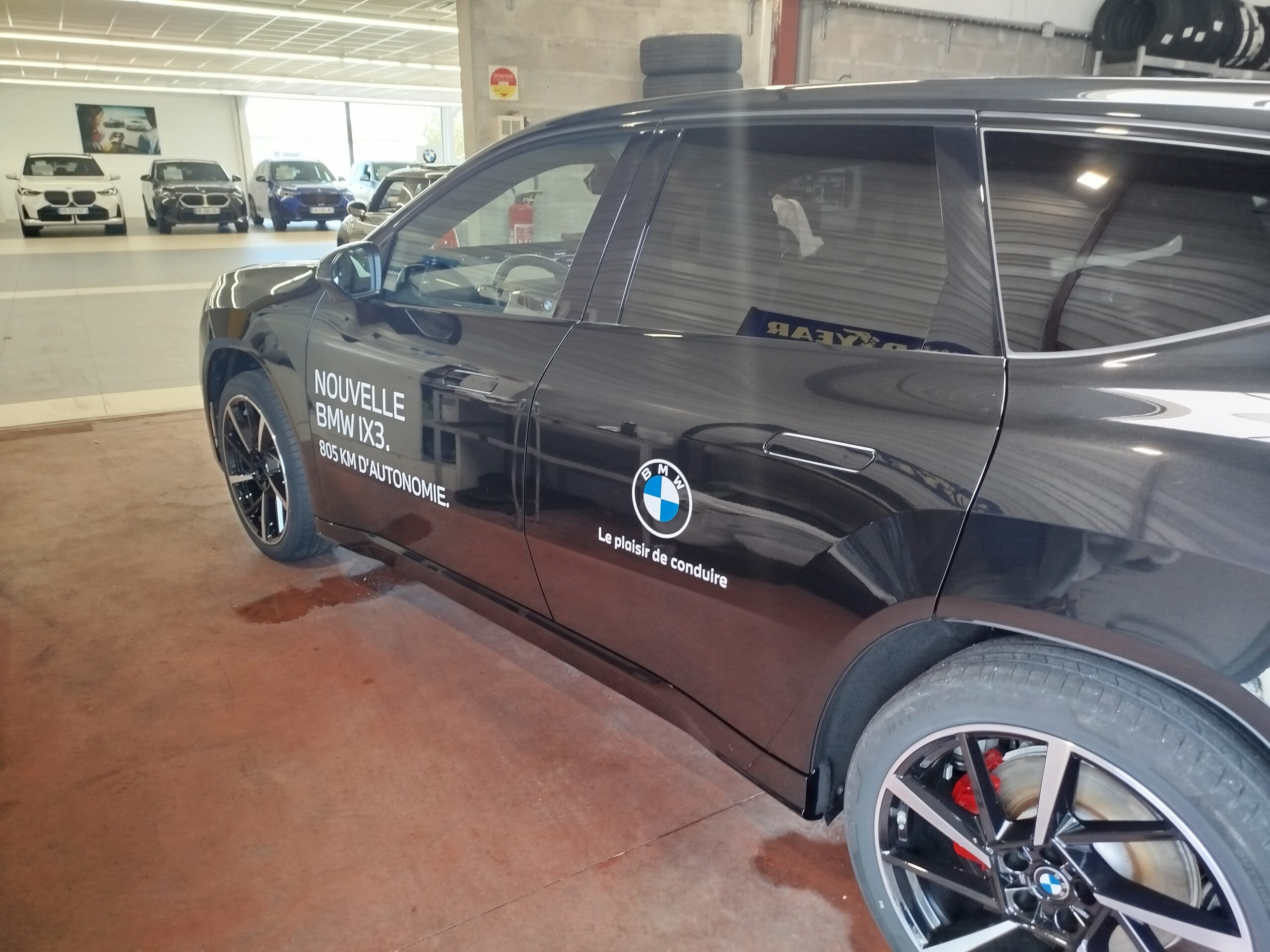 BMW iX3 avec adhésifs avant déstickage à Roanne