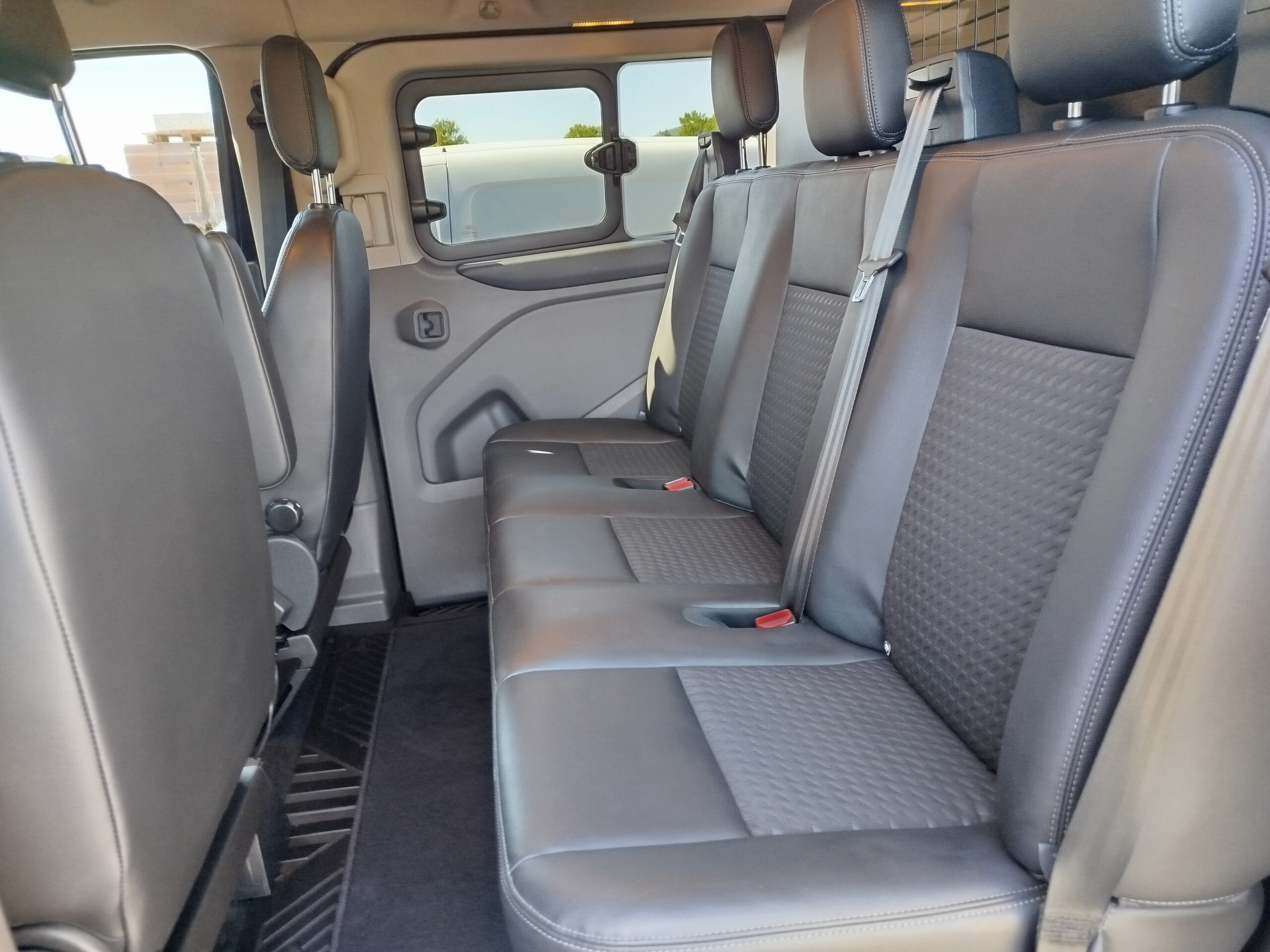Nettoyage de la banquette arrière d'un Ford Transit à Roanne