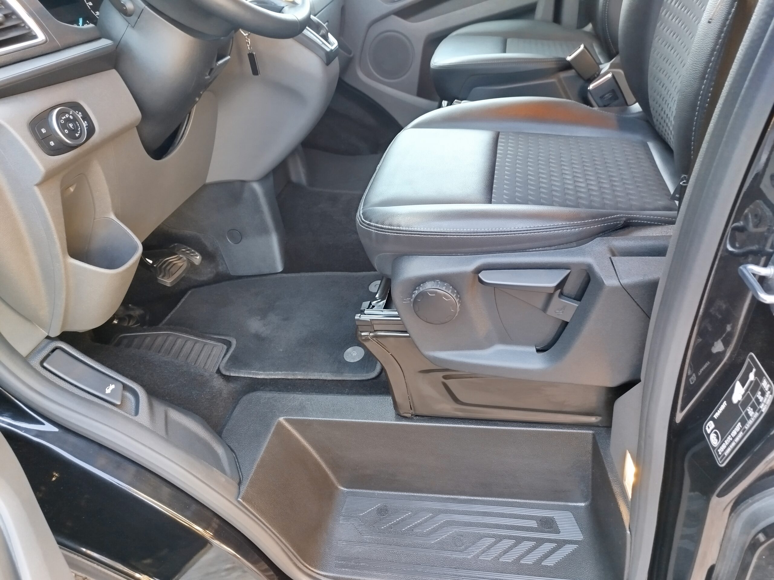Nettoyage du siège conducteur et des tapis de sol d'un Ford Transit