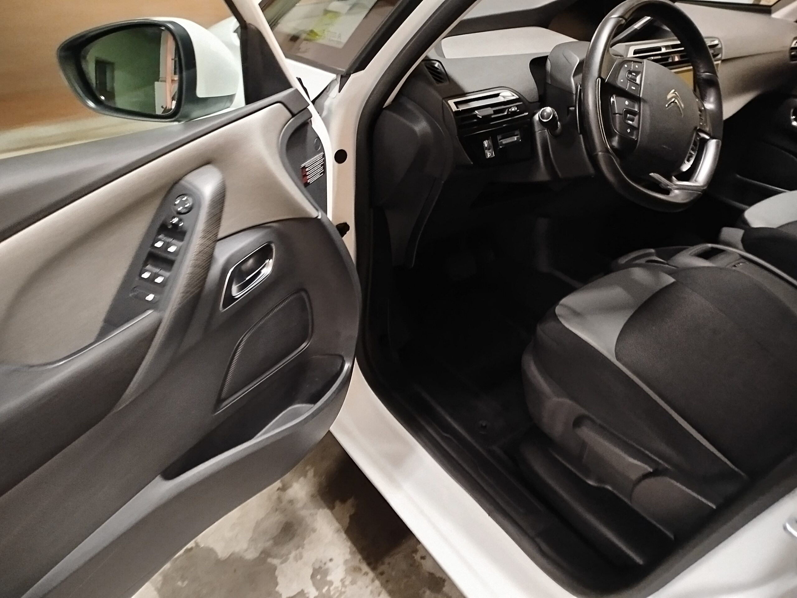 Intérieur de voiture Citroën chez AP Esthétique Auto à Roanne